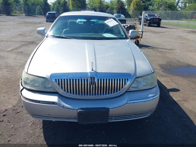Продажа на аукционе авто 2003 Lincoln Town Car Signature, vin: 1LNHM82W13Y705334, номер лота: 45816466