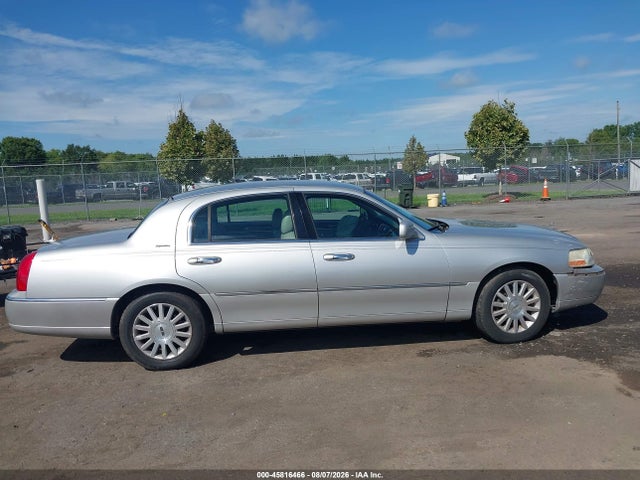 Продажа на аукционе авто 2003 Lincoln Town Car Signature, vin: 1LNHM82W13Y705334, номер лота: 45816466
