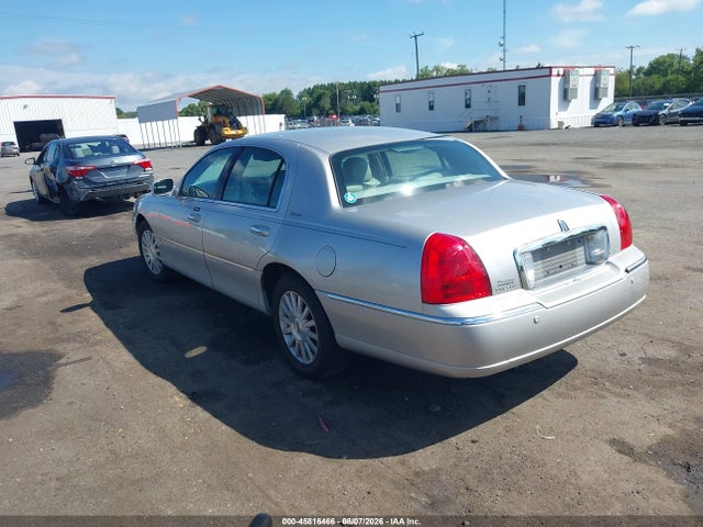 Продажа на аукционе авто 2003 Lincoln Town Car Signature, vin: 1LNHM82W13Y705334, номер лота: 45816466