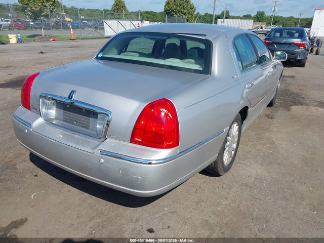 Продажа на аукционе авто 2003 Lincoln Town Car Signature, vin: 1LNHM82W13Y705334, номер лота: 45816466