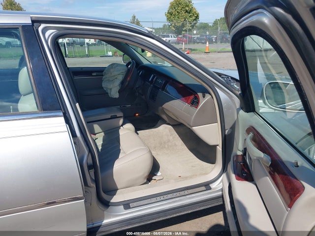 Продажа на аукционе авто 2003 Lincoln Town Car Signature, vin: 1LNHM82W13Y705334, номер лота: 45816466