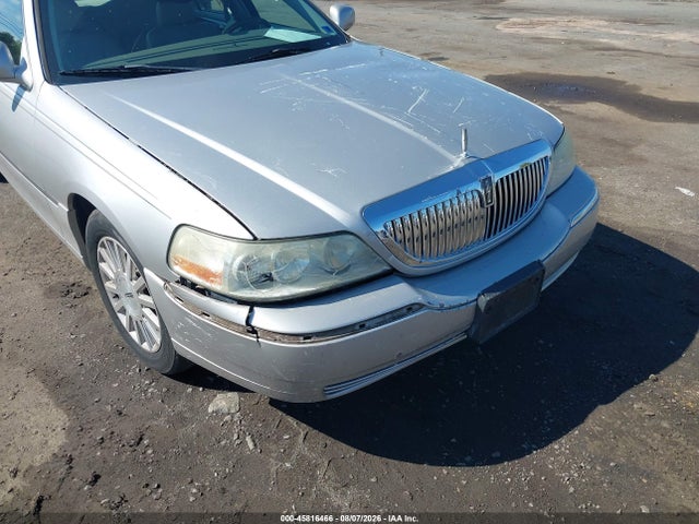Продажа на аукционе авто 2003 Lincoln Town Car Signature, vin: 1LNHM82W13Y705334, номер лота: 45816466