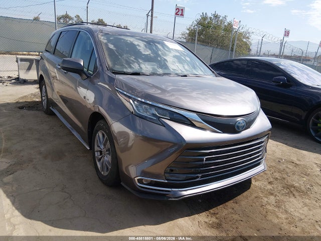 Toyota SIENNA XLE 2022 5TDJRKEC5NS101046 Image 1