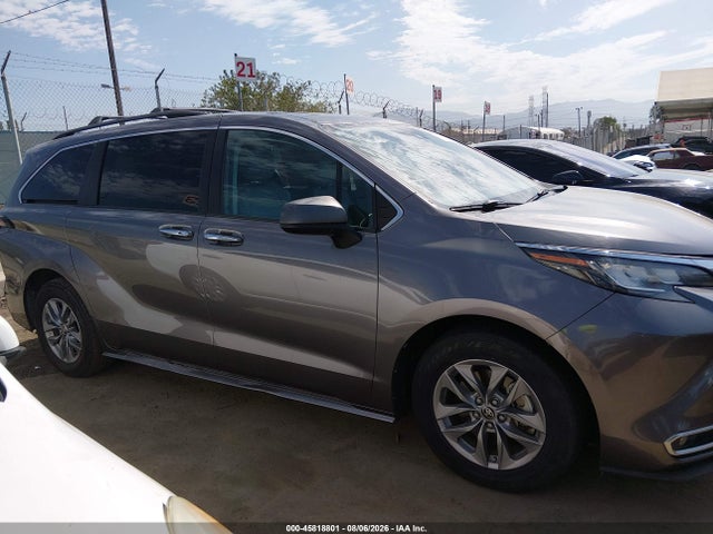 Toyota SIENNA XLE 2022 5TDJRKEC5NS101046 Image 13