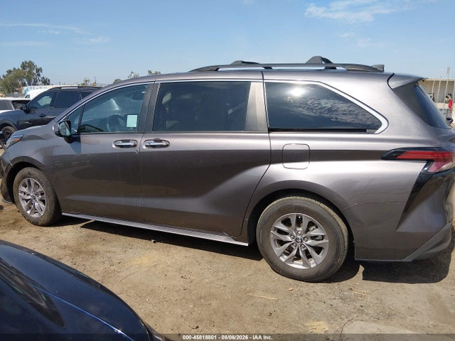 Toyota SIENNA XLE 2022 5TDJRKEC5NS101046 Image 14