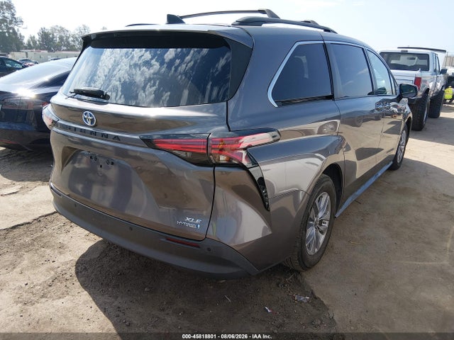Toyota SIENNA XLE 2022 5TDJRKEC5NS101046 Image 4