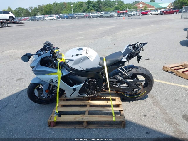 Suzuki GSX-R750 2022 JS1GR7MA8N7100825 Image 13