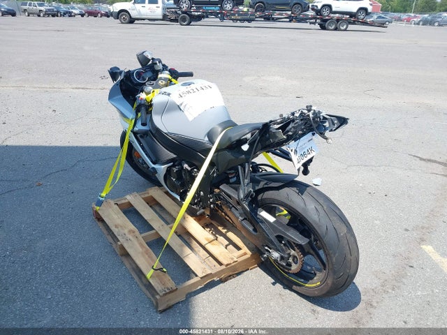 Suzuki GSX-R750 2022 JS1GR7MA8N7100825 Image 3