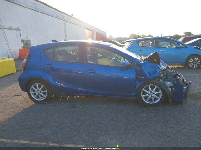 Toyota Prius C Four 2016 JTDKDTB34G1134505 Image 13
