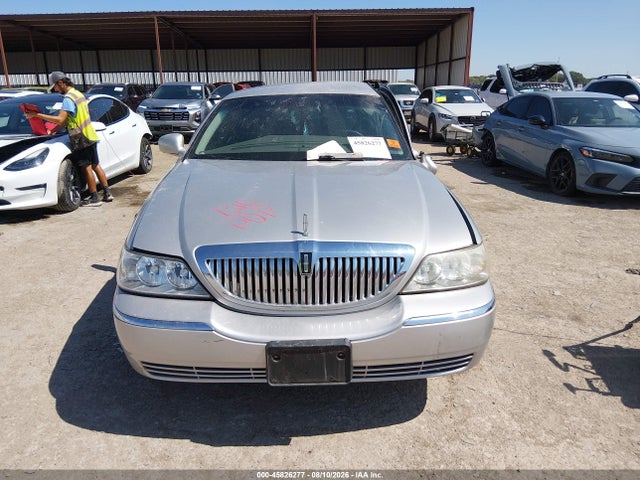 Продажа на аукционе авто 2004 Lincoln Town Car Signature, vin: 1LNHM81W54Y617776, номер лота: 45826277