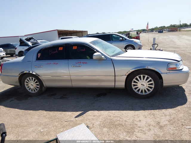 Продажа на аукционе авто 2004 Lincoln Town Car Signature, vin: 1LNHM81W54Y617776, номер лота: 45826277