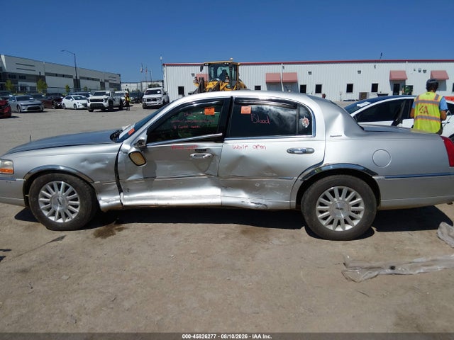 Продажа на аукционе авто 2004 Lincoln Town Car Signature, vin: 1LNHM81W54Y617776, номер лота: 45826277