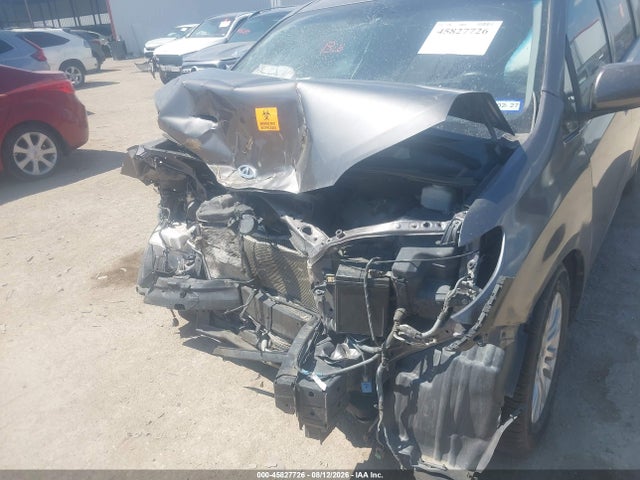 2015 Toyota Sienna Xle 8 Passenger მანქანა იყიდება აუქციონზე, vin: 5TDYK3DC9FS545655, აუქციონის ნომერი: 45827726
