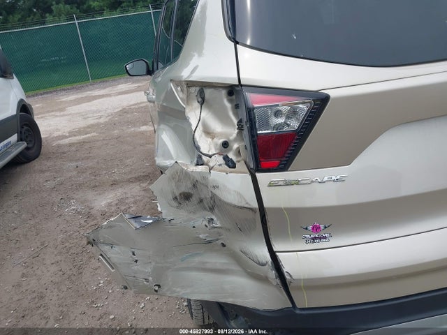 45827993 :رقم المزاد ، 1FMCU0GD5JUB10493 vin ، 2018 Ford Escape Se مزاد بيع