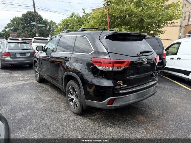 45829132 :رقم المزاد ، 5TDBZRFH1JS883847 vin ، 2018 Toyota Highlander Le مزاد بيع