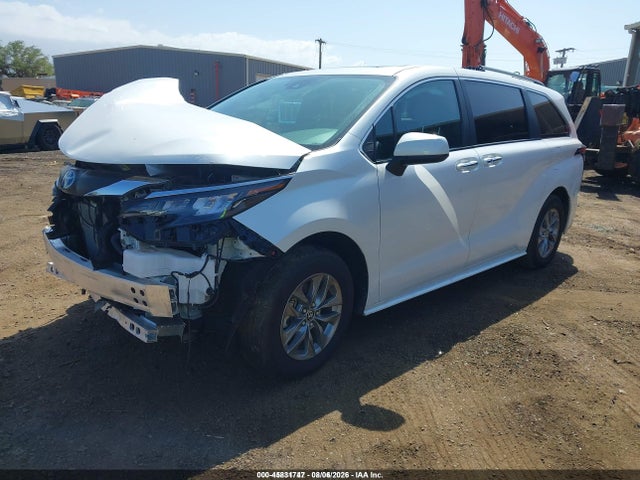 Toyota SIENNA XLE 2025 5TDYRKECXSS235836 Image 2