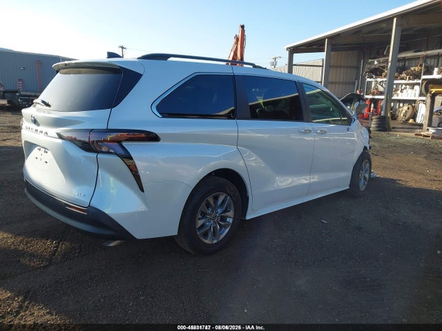 Toyota SIENNA XLE 2025 5TDYRKECXSS235836 Image 4