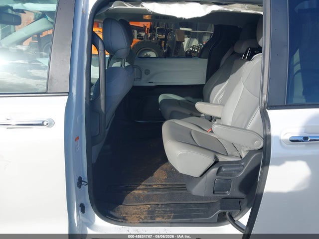 Toyota SIENNA XLE 2025 5TDYRKECXSS235836 Image 8