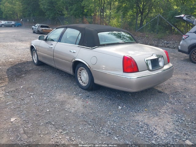 2002 Lincoln Town Car Executive მანქანა იყიდება აუქციონზე, vin: 1LNHM81WX2Y614546, აუქციონის ნომერი: 45832472