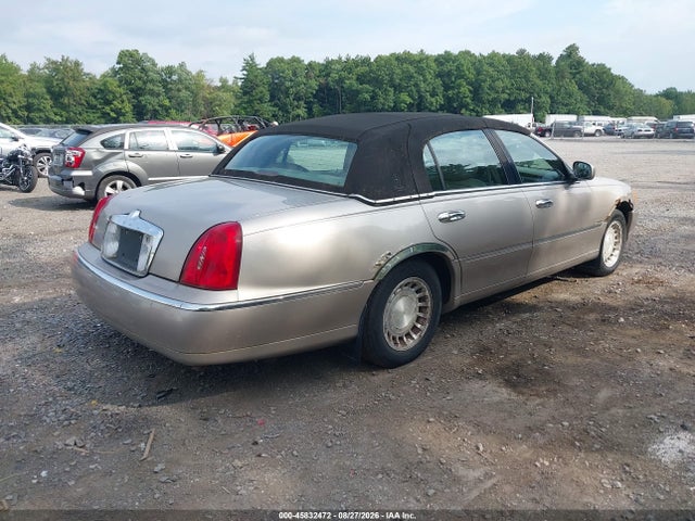 2002 Lincoln Town Car Executive მანქანა იყიდება აუქციონზე, vin: 1LNHM81WX2Y614546, აუქციონის ნომერი: 45832472