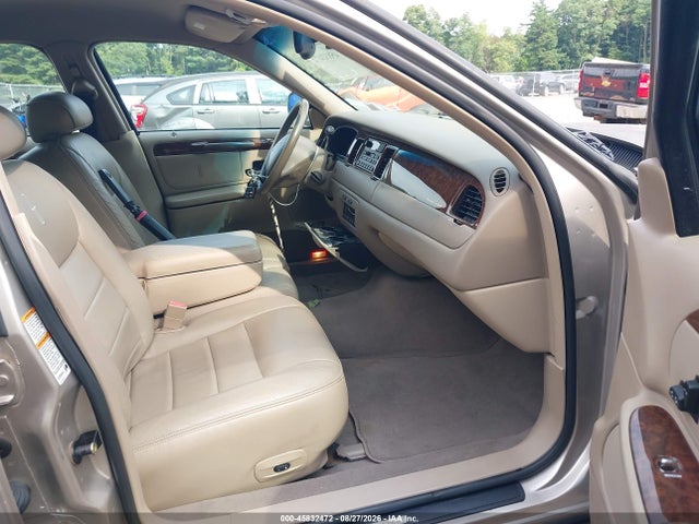 2002 Lincoln Town Car Executive მანქანა იყიდება აუქციონზე, vin: 1LNHM81WX2Y614546, აუქციონის ნომერი: 45832472