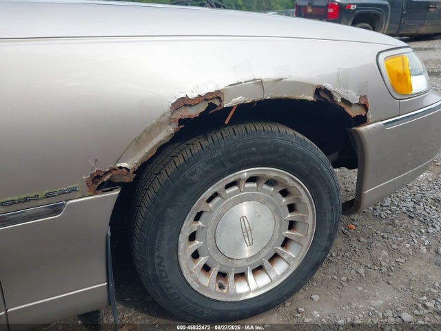 2002 Lincoln Town Car Executive მანქანა იყიდება აუქციონზე, vin: 1LNHM81WX2Y614546, აუქციონის ნომერი: 45832472