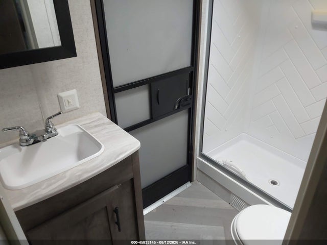 45833145 :رقم المزاد ، 4X4TWDB2XM7371482 vin ، 2021 Wildwood Forest River Travel Trailer مزاد بيع