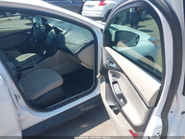 1FADP3F24HL296180 Ford FOCUS SE