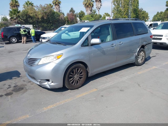 Toyota Sienna Xle 8 Passenger 2015 5TDYK3DC9FS653368 Image 2