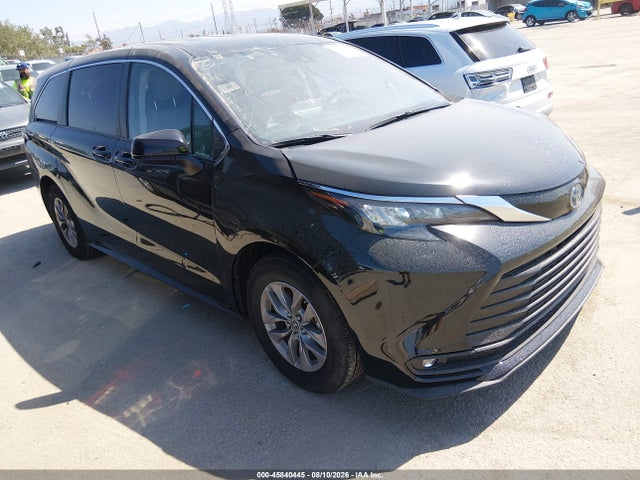 Toyota SIENNA LE 2022 5TDKRKEC6NS123982 Image 1