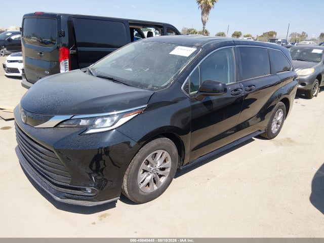 Toyota SIENNA LE 2022 5TDKRKEC6NS123982 Image 2