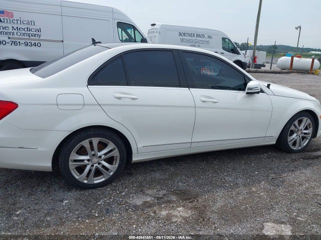 2013 Mercedes-benz C 300 Luxury 4matic მანქანა იყიდება აუქციონზე, vin: WDDGF8AB3DG072115, აუქციონის ნომერი: 45841581