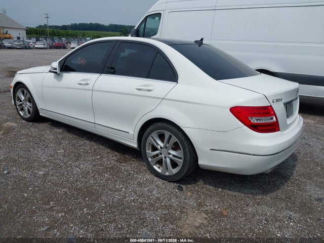 2013 Mercedes-benz C 300 Luxury 4matic მანქანა იყიდება აუქციონზე, vin: WDDGF8AB3DG072115, აუქციონის ნომერი: 45841581