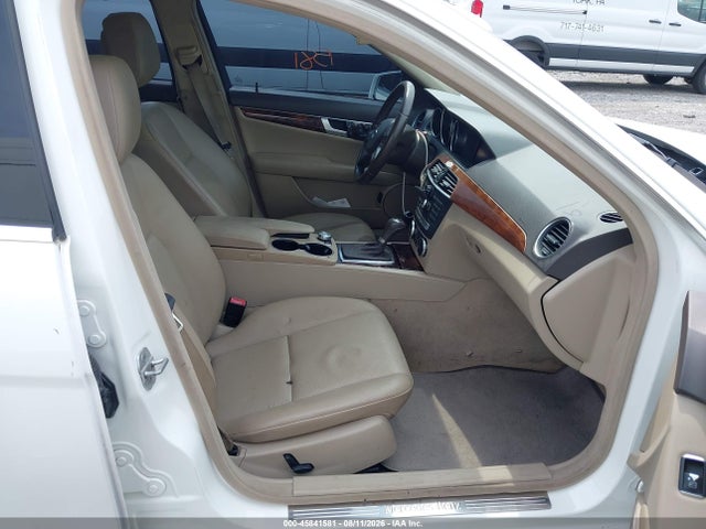 2013 Mercedes-benz C 300 Luxury 4matic მანქანა იყიდება აუქციონზე, vin: WDDGF8AB3DG072115, აუქციონის ნომერი: 45841581