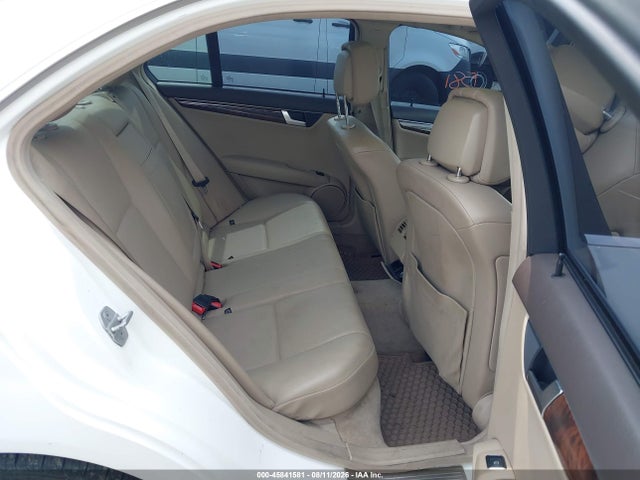 2013 Mercedes-benz C 300 Luxury 4matic მანქანა იყიდება აუქციონზე, vin: WDDGF8AB3DG072115, აუქციონის ნომერი: 45841581