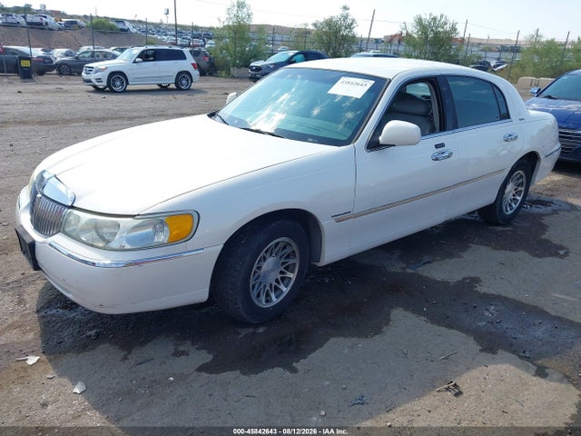 Продажа на аукционе авто 2002 Lincoln Town Car Signature, vin: 1LNHM82W82Y637600, номер лота: 45842643