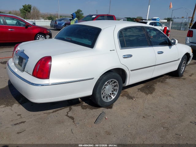 Продажа на аукционе авто 2002 Lincoln Town Car Signature, vin: 1LNHM82W82Y637600, номер лота: 45842643