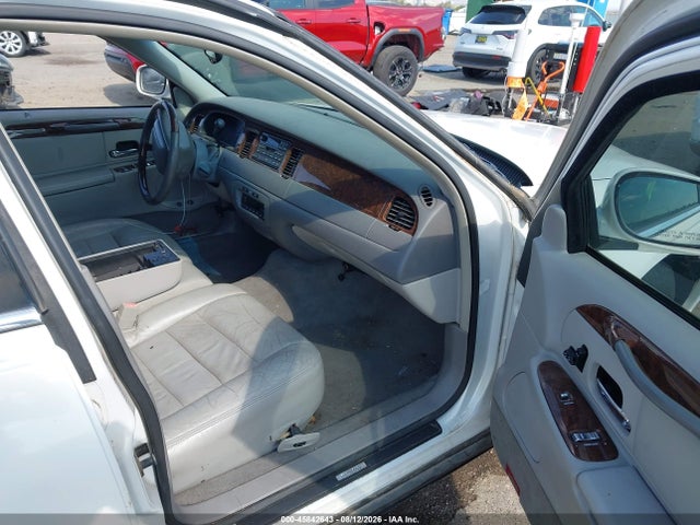Продажа на аукционе авто 2002 Lincoln Town Car Signature, vin: 1LNHM82W82Y637600, номер лота: 45842643