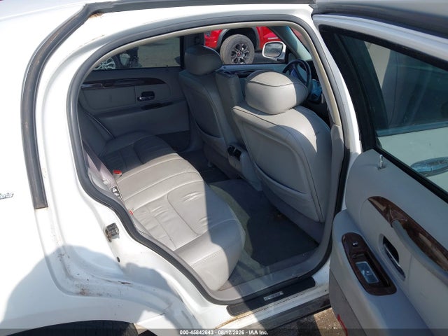 Продажа на аукционе авто 2002 Lincoln Town Car Signature, vin: 1LNHM82W82Y637600, номер лота: 45842643