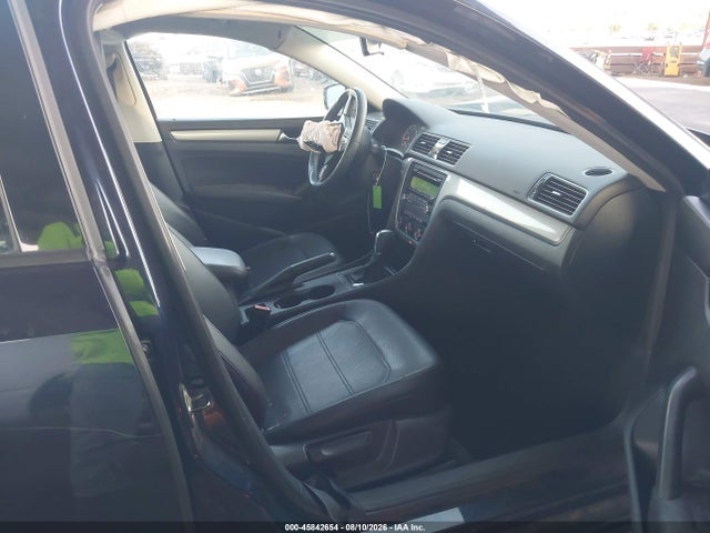 1VWAP7A36EC022122 Volkswagen Passat 2.5l Wolfsburg Edition