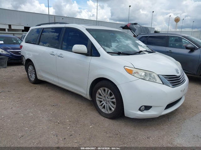 5TDYK3DCXFS589745 Toyota Sienna Xle 8 Passenger