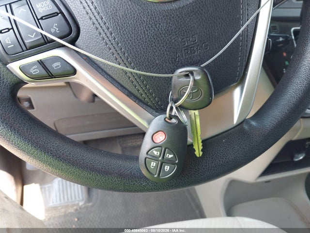 5TDKK3DC1FS682966 Toyota Sienna Le 8 Passenger