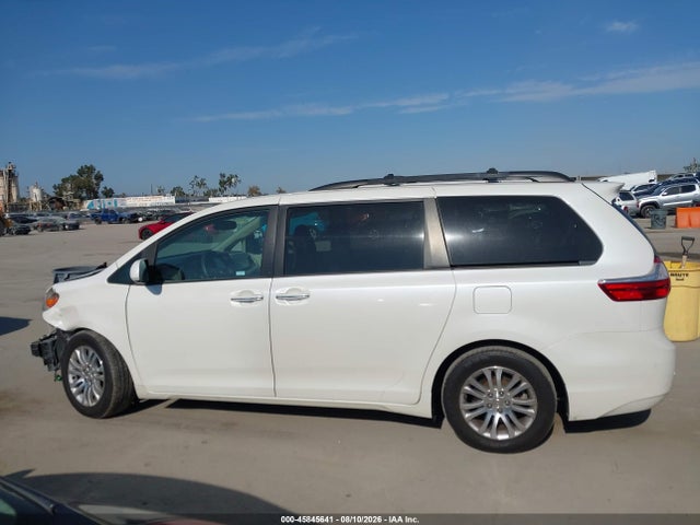 5TDYK3DC1FS654983 Toyota Sienna Xle 8 Passenger