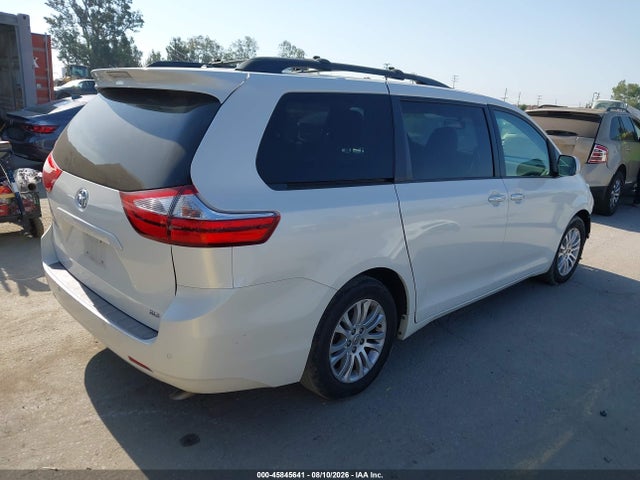 5TDYK3DC1FS654983 Toyota Sienna Xle 8 Passenger