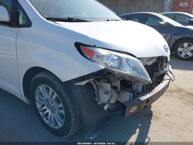 5TDYK3DC1FS654983 Toyota Sienna Xle 8 Passenger