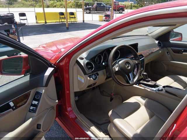 2014 Mercedes-benz C 250 Sport მანქანა იყიდება აუქციონზე, vin: WDDGF4HB8EG210215, აუქციონის ნომერი: 45846161