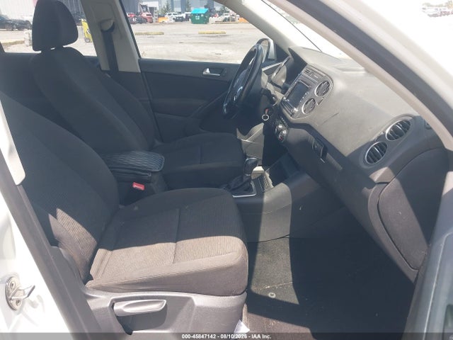2015 Volkswagen Tiguan S მანქანა იყიდება აუქციონზე, vin: WVGAV7AX7FW505321, აუქციონის ნომერი: 45847142