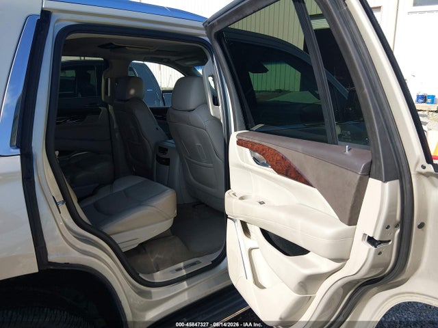 2015 Cadillac Escalade Luxury მანქანა იყიდება აუქციონზე, vin: 1GYS3MKJXFR743647, აუქციონის ნომერი: 45847327