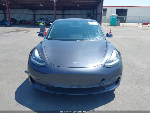 45847383 :رقم المزاد ، 5YJ3E1EA9JF023916 vin ، 2018 Tesla Model 3 Long Range/mid Range مزاد بيع