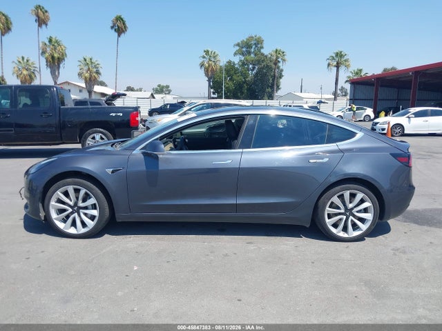 45847383 :رقم المزاد ، 5YJ3E1EA9JF023916 vin ، 2018 Tesla Model 3 Long Range/mid Range مزاد بيع